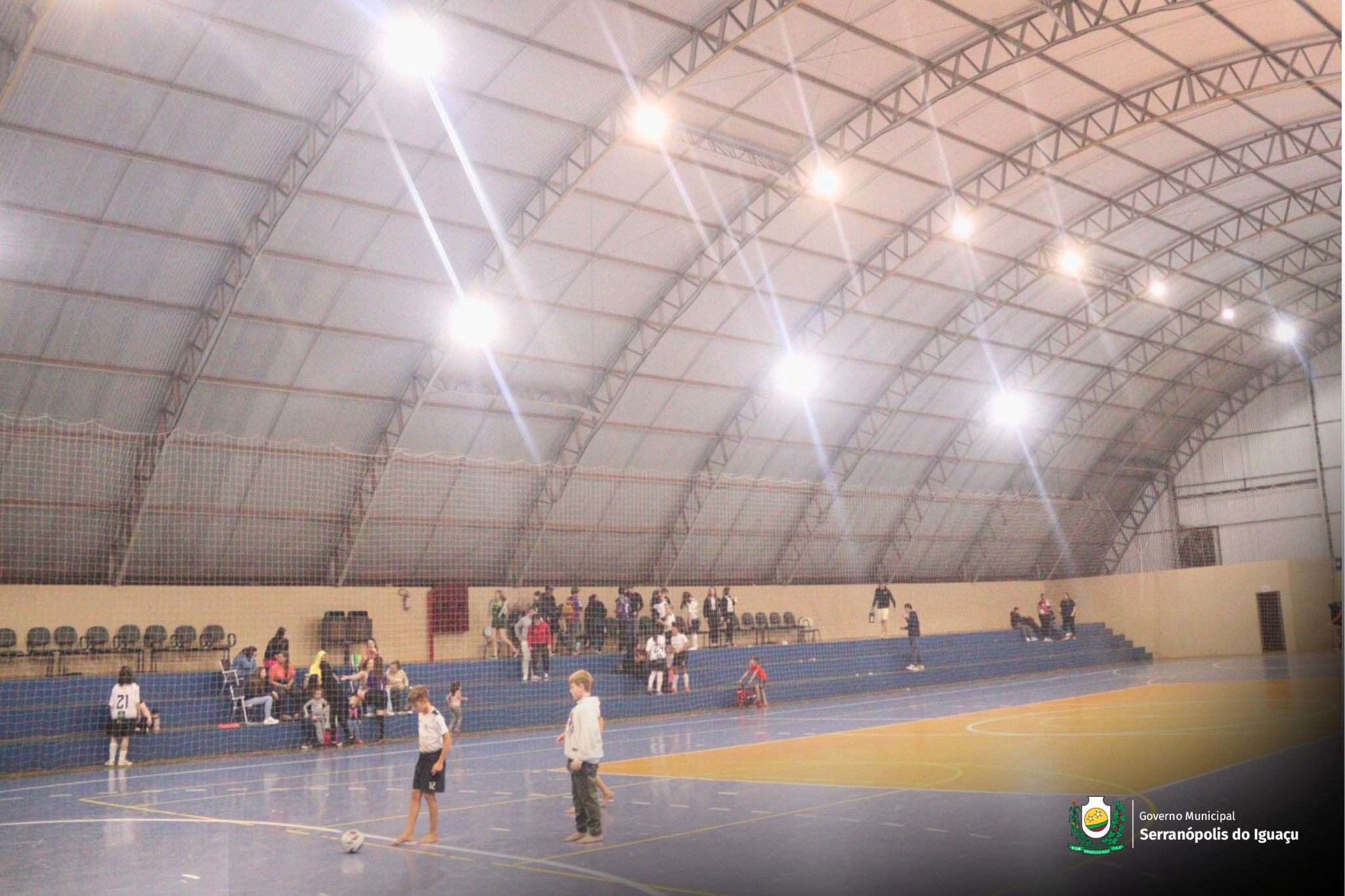 Placar eletrônico é instalado no ginásio Levino Elsenbach