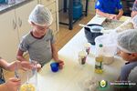 Alunos do SCFV preparam bolo em uma ação de incentivo à alimentação saudável