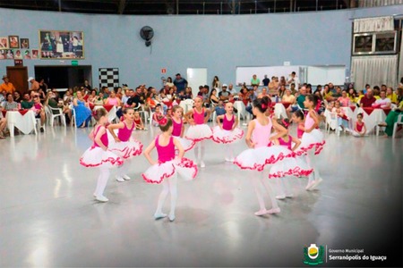 Encerramento das Oficinas Culturais encantou a plateia com apresentações de dança e música Encerramento das Oficinas Culturais encantou a plateia com apresentações de dança e música