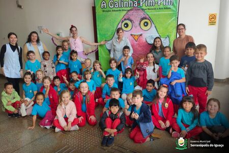 Alunos do CMEI e Municipal assistem teatro Galinha Pim Pim Alunos do CMEI e Municipal assistem teatro Galinha Pim Pim