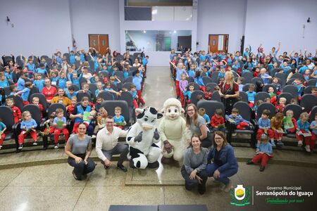 Teatro “A Fazendinha” ensina educação financeira e cooperação aos alunos de Serranópolis do Iguaçu