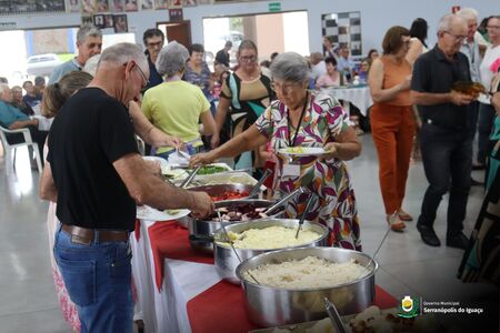 Almoço de encerramento do Clube do Vovô Simpático reúne centenas de idosos em Serranópolis do Iguaçu Almoço de encerramento do Clube do Vovô Simpático reúne centenas de idosos em Serranópolis do Iguaçu