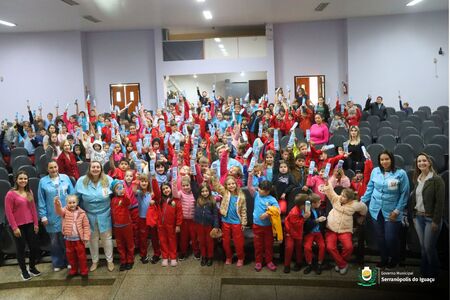 Projeto Saúde na Escola apresenta teatro para alunos da rede municipal