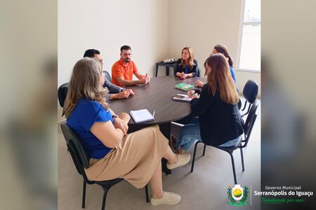 Governo Municipal recebe proposta de parceria da Cresol para o Dia de Cooperar