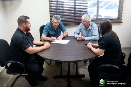 Prefeito assina ordem de serviço para a reforma do telhado da UBS Flor da Serra Prefeito assina ordem de serviço para a reforma do telhado da UBS Flor da Serra