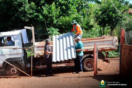 Governo Municipal entrega telhas para famílias atingidas por chuva de granizo Governo Municipal entrega telhas para famílias atingidas por chuva de granizo