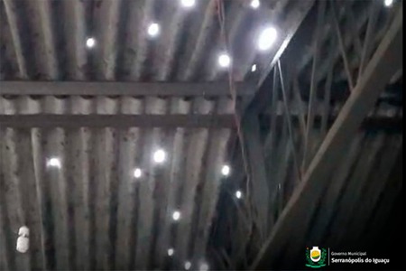 Governo Municipal disponibiliza telhas para famílias atingidas pela chuva de granizo Governo Municipal disponibiliza telhas para famílias atingidas pela chuva de granizo