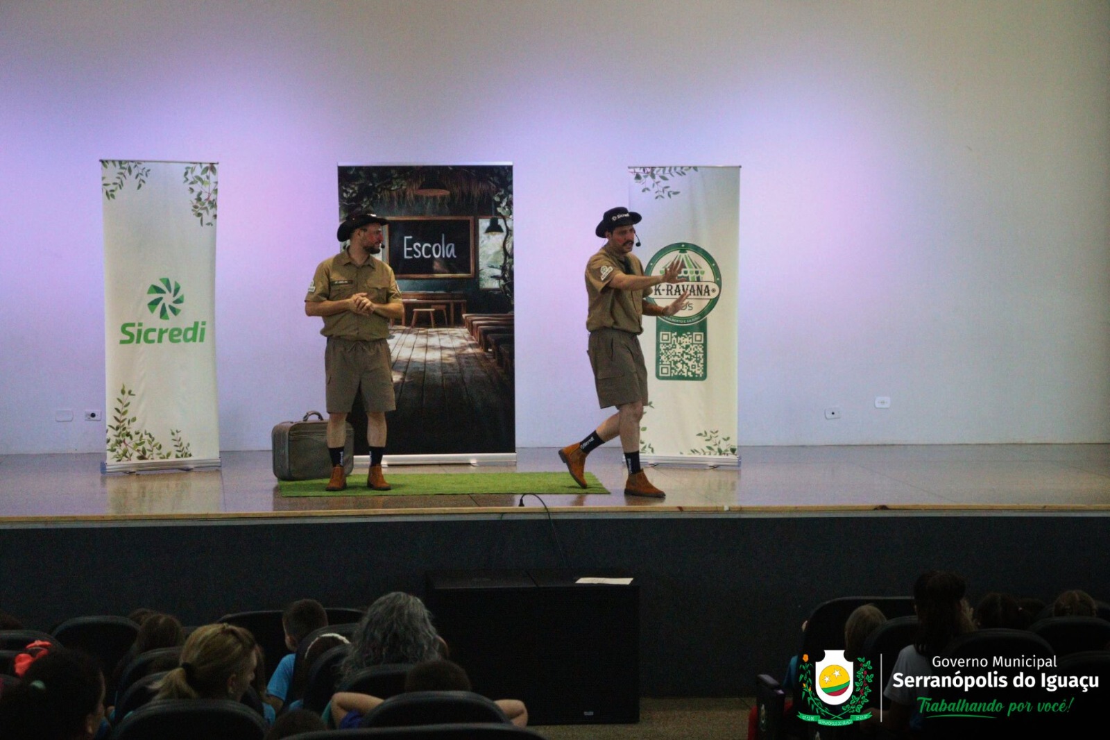 Espetáculo teatral diverte e ensina sobre educação financeira em Serranópolis do Iguaç