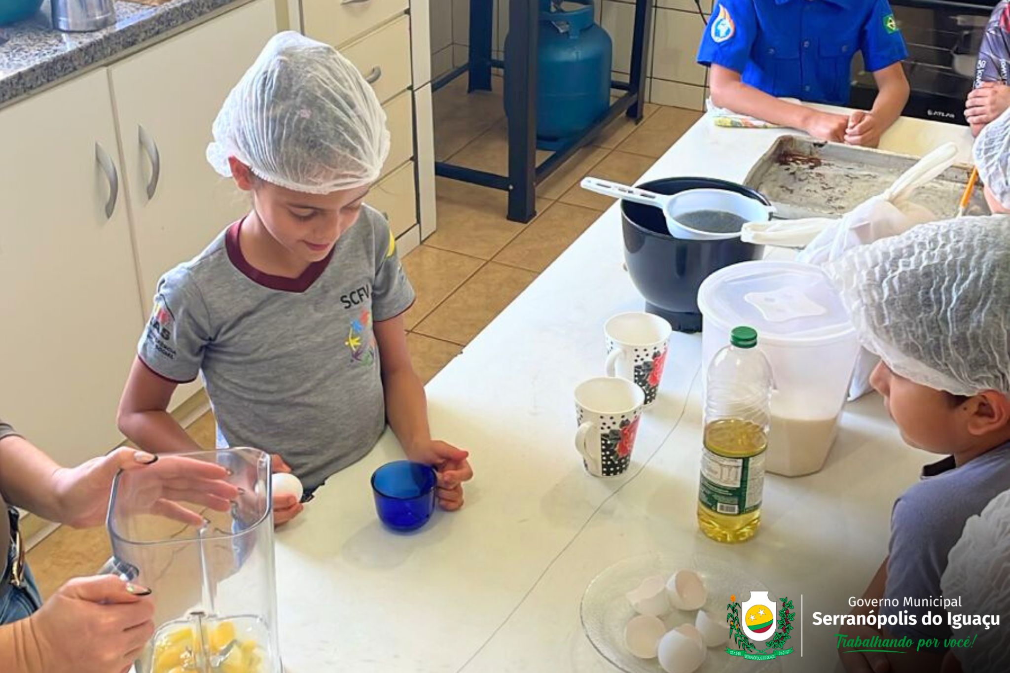 Alunos do SCFV preparam bolo em uma ação de incentivo à alimentação saudável