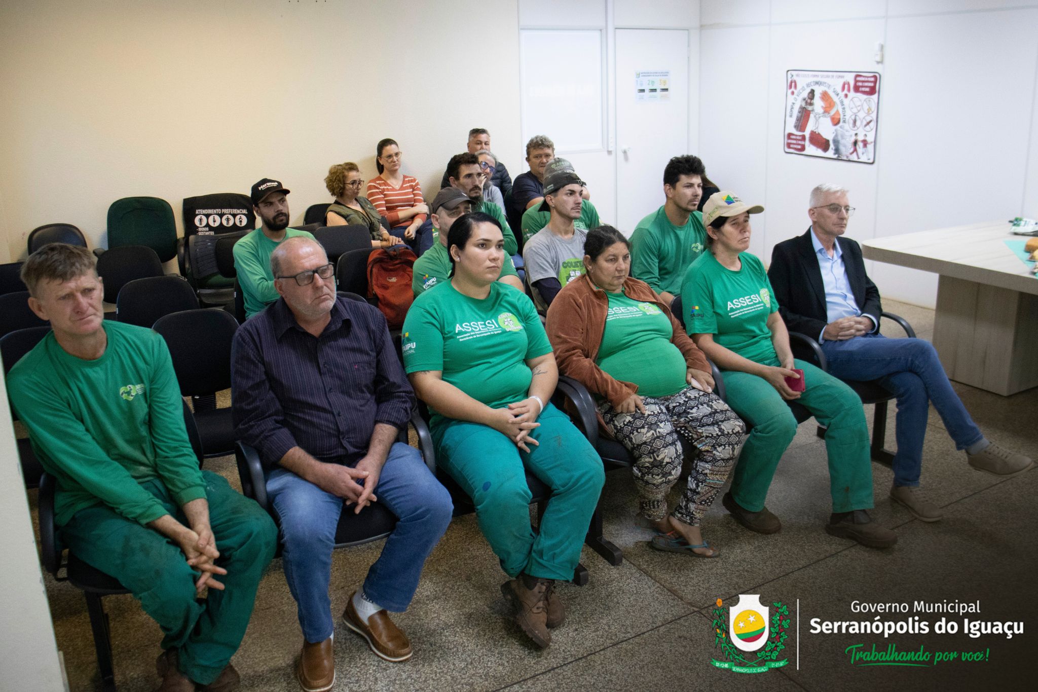 Governo Municipal entrega novos uniformes para colaboradores da ASSESI Governo Municipal entrega novos uniformes para colaboradores da ASSESI