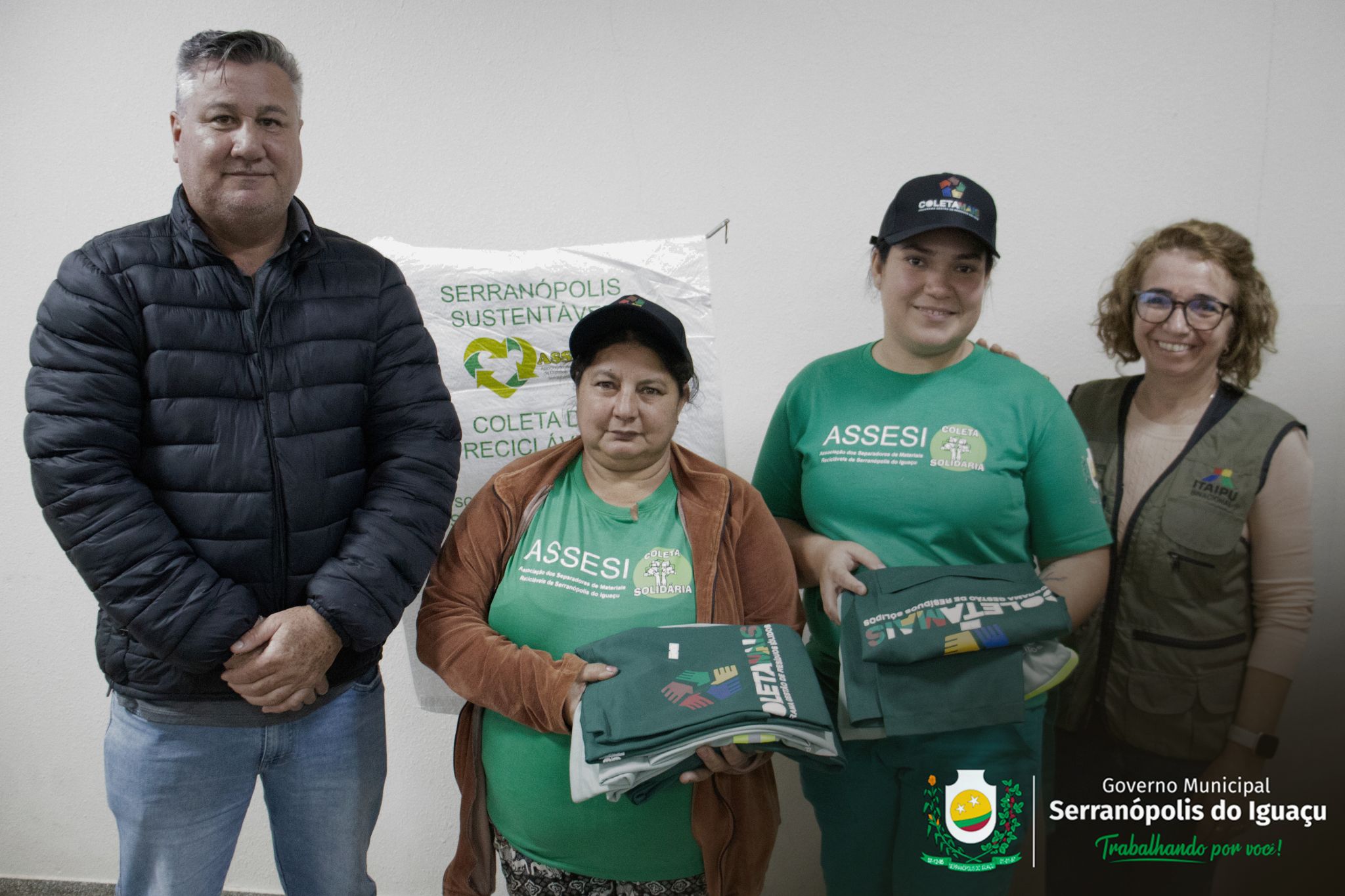 Governo Municipal entrega novos uniformes para colaboradores da ASSESI Governo Municipal entrega novos uniformes para colaboradores da ASSESI