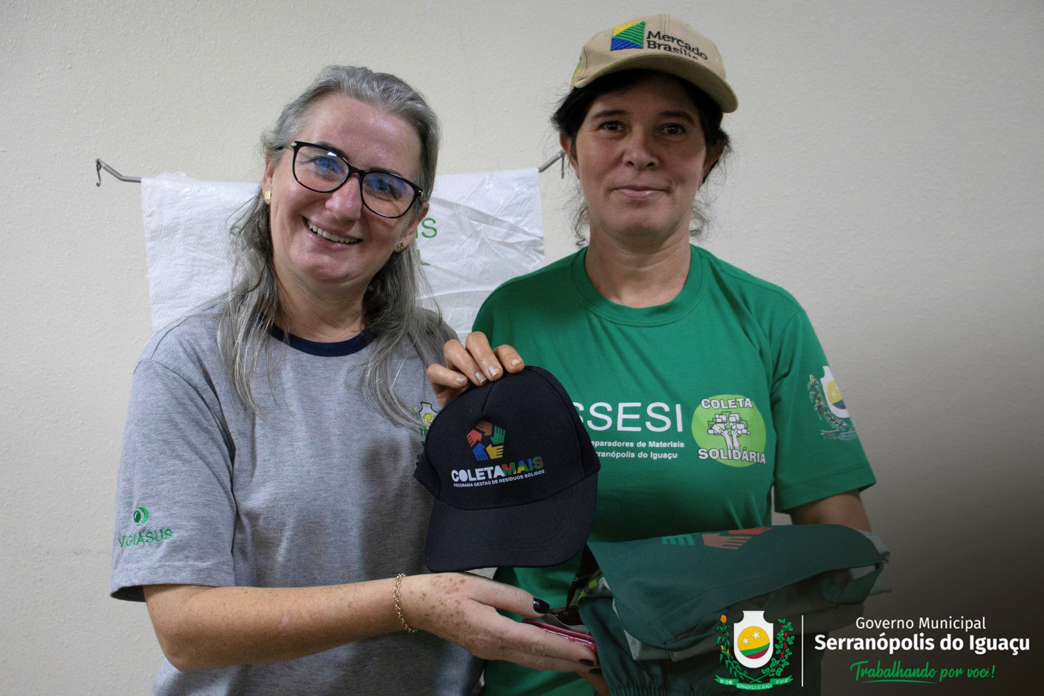 Governo Municipal entrega novos uniformes para colaboradores da ASSESI Governo Municipal entrega novos uniformes para colaboradores da ASSESI
