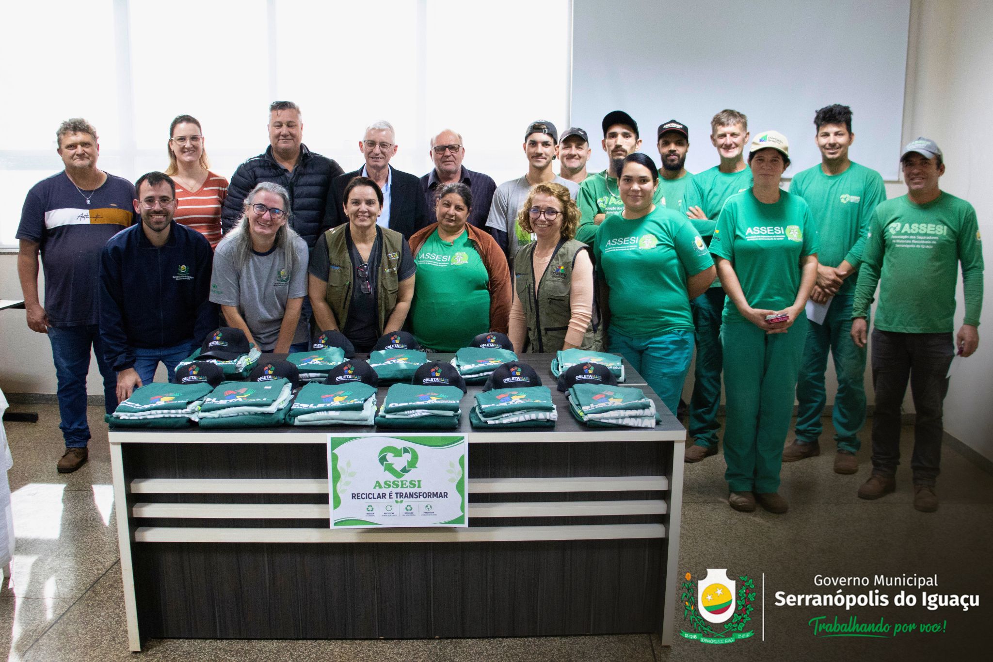 Governo Municipal entrega novos uniformes para colaboradores da ASSESI Governo Municipal entrega novos uniformes para colaboradores da ASSESI