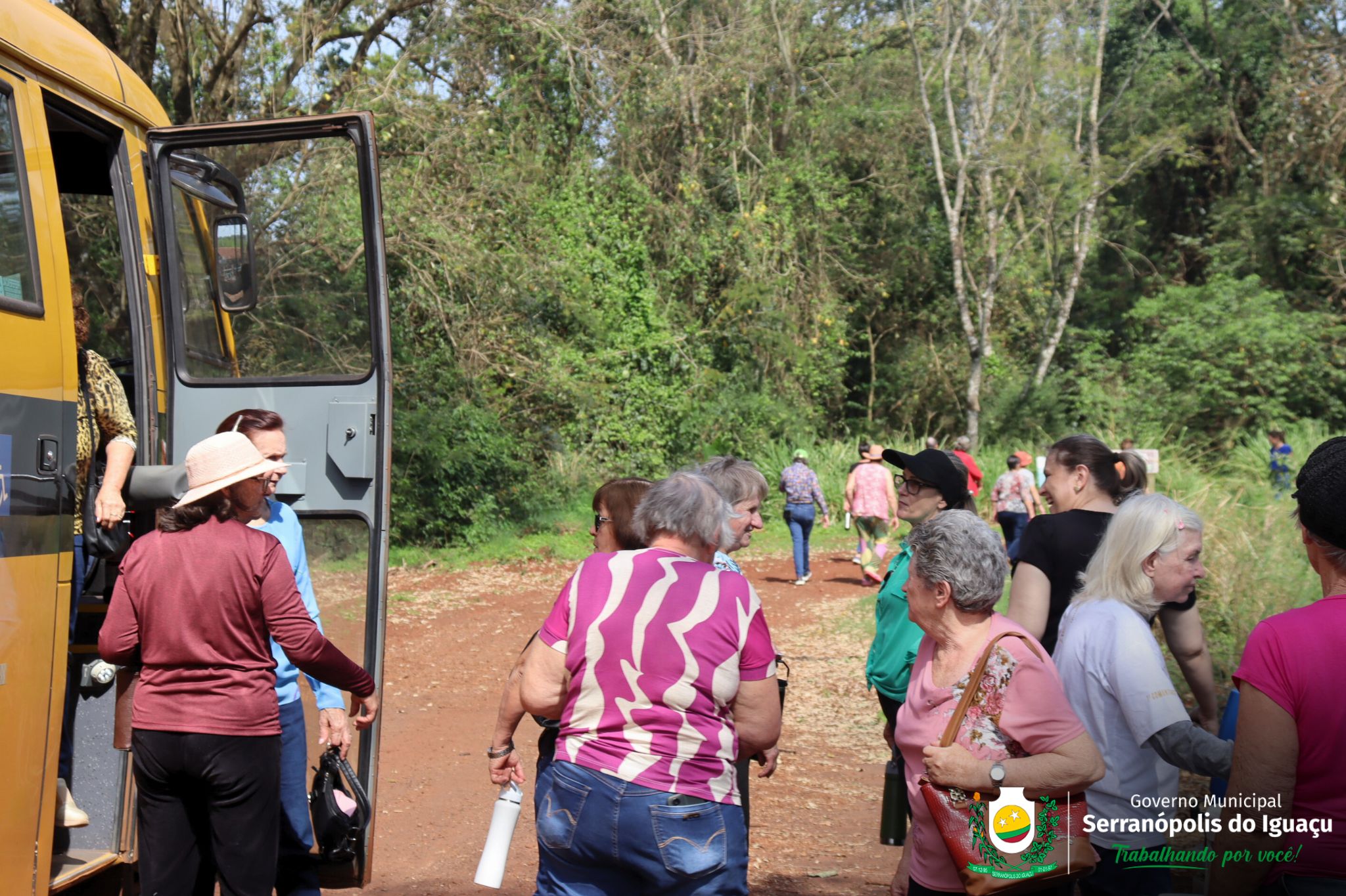 Grupo de idosos revisita memórias na Estrada do Colono durante passeio no Parque Nacional do Iguaçu
