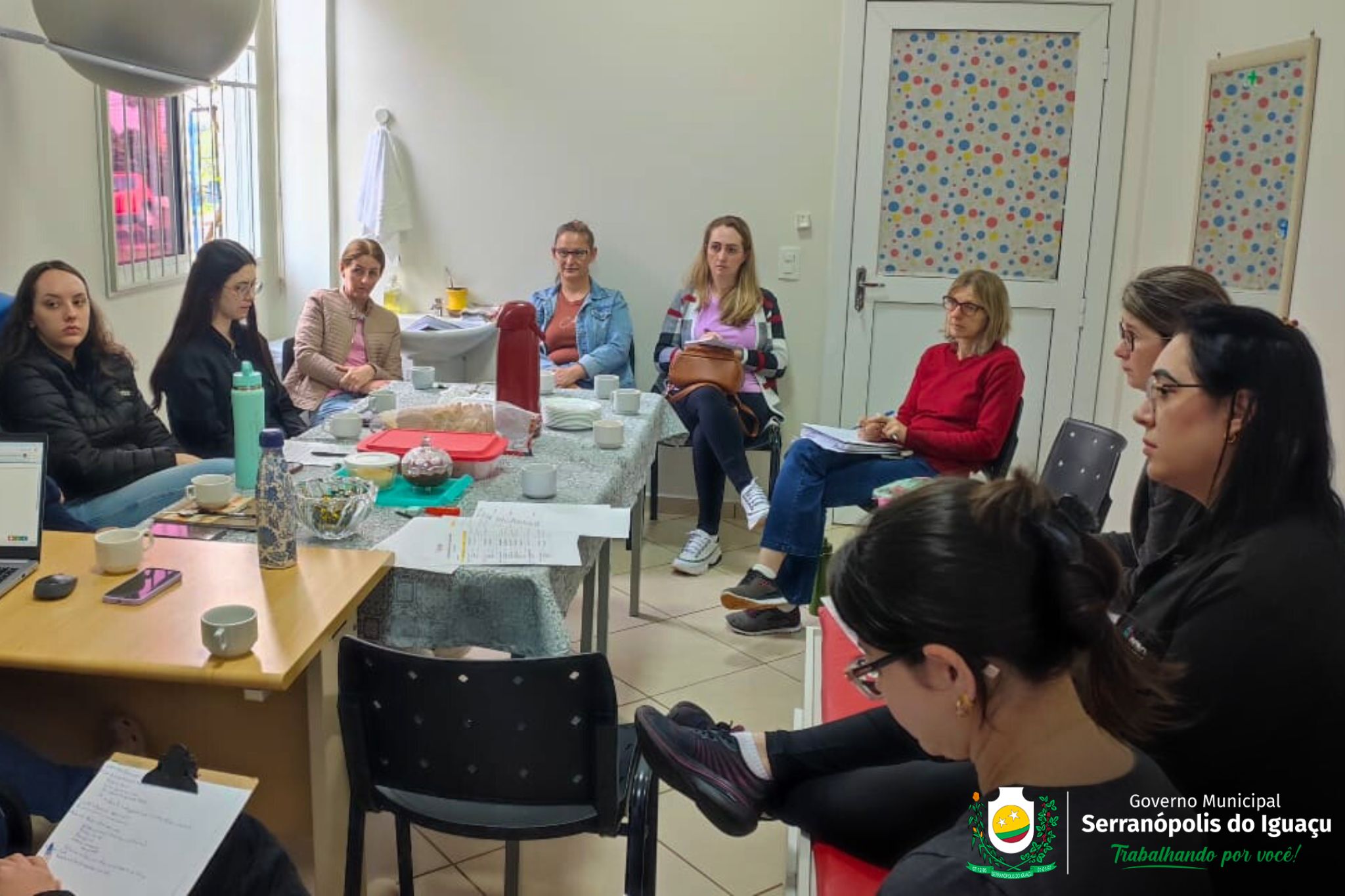 Equipe da Educação participa de reunião na AMOA sobre atendimentos especializados