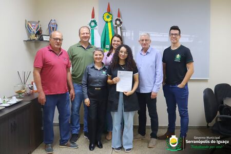 Governo Municipal empossa nova professora na rede municipal de ensino