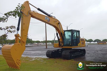Serranópolis do Iguaçu recebe nova escavadeira hidráulica
