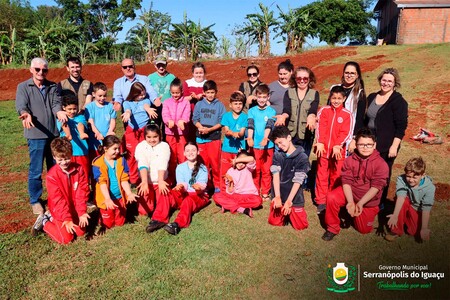 Alunos participam de plantio de árvores em ação de educação ambiental em Serranópolis do Iguaçu