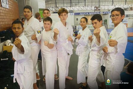 Atletas de Serranópolis do Iguaçu brilham na 1ª Copa de Karatê Lutando Para Vencer Atletas de Serranópolis do Iguaçu brilham na 1ª Copa de Karatê Lutando Para Vencer