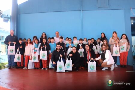 Alunos do 4º ano são premiados por participação no Concurso Jornal Ambiental Linha Ecológica Alunos do 4º ano são premiados por participação no Concurso Jornal Ambiental Linha Ecológica